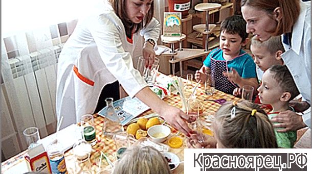В красноярском детском саду ребятишек учат делать бумагу,  изготавливать невидимые чернила и «лечить» растения.